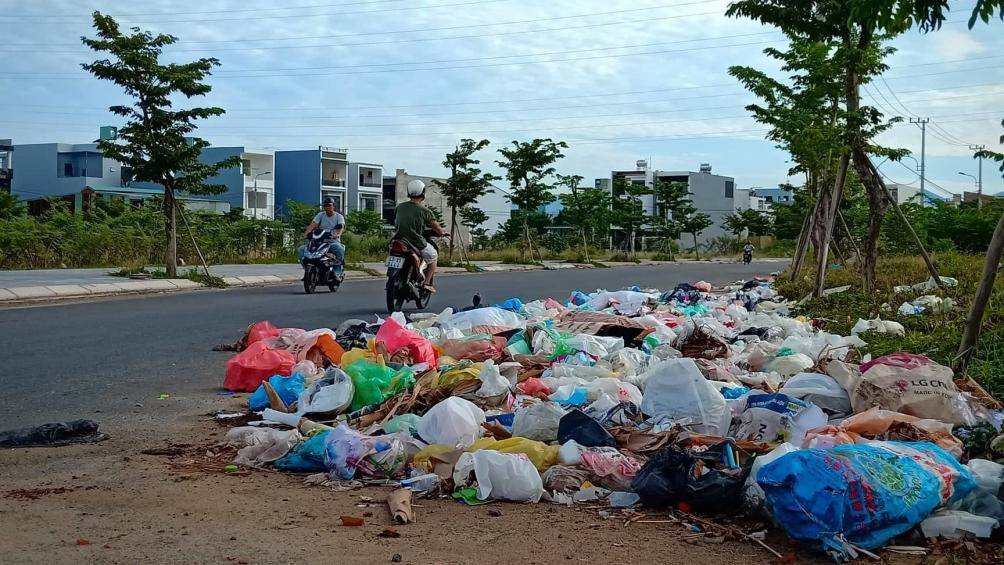 Hiện nay, trong khi bãi rác Khánh Sơn quá tải, thì ở các khu dân cư, khu đô thị tràn ngập rác thải