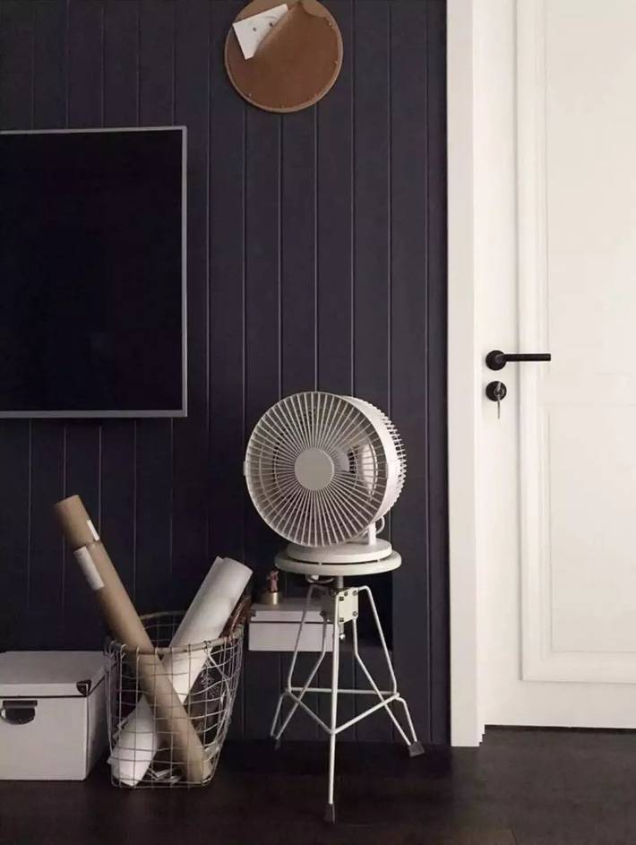 Tường đặt tivi ở phòng khách sử dụng gỗ thông sơn màu đen tạo cảm giác không gian hiện đại, tiện nghi