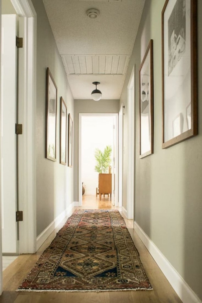 Hành lang dài, hẹp? Bạn hãy đặt một tấm thảm dài. Tấm thảm trải sàn họa tiết sặc sỡ vừa giúp hành lang thêm phần tươi sáng và ấn tượng vừa như một mảnh ghép tạo nên vẻ đẹp hoàn hảo cho ngôi nhà.
