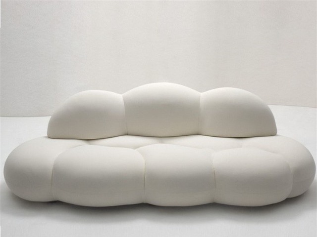Không chỉ dừng lại ở hình tròn cổ điển. Trên thực tế, hầu hết các nhà thiết kế đều chọn các đường cong để tăng sự thoải mái và thẩm mỹ trong khi vẫn giữ được cấu trúc truyền thống. Một ví dụ tuyệt đẹp có tên Le Nuvole, một chiếc ghế sofa có hình dạng như một đám mây phồng lên, được thiết kế bởi kiến trúc sư Sergio Giobbi.