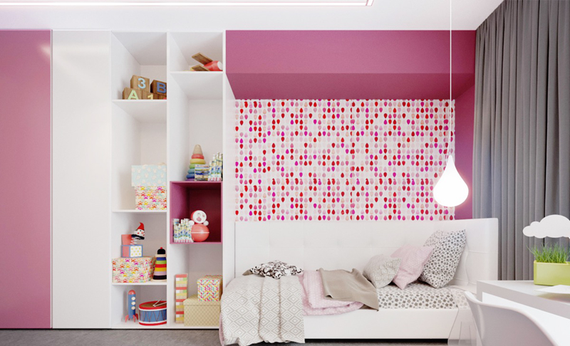 Phòng của trẻ có giường ngủ và tủ kê sát nhau.Chiếc tủ màu hồng pha trắng được thiết kế có những ô hở không cánh, thuận tiện để trẻ bày biện đồ chơi.
