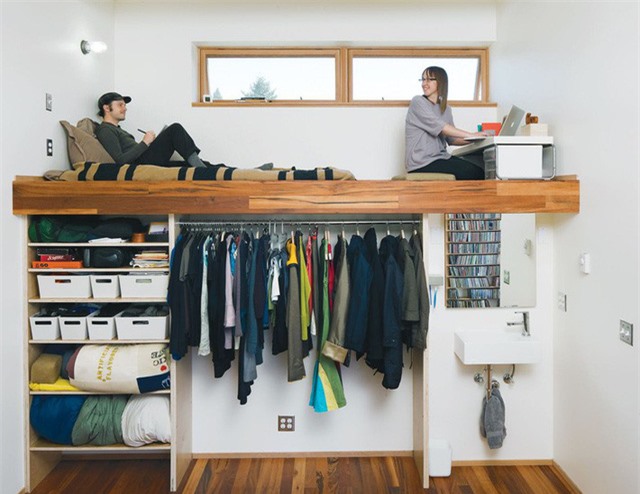 Mọi ngóc ngách trong nhà đều có thể tận dụng để làm tủ lưu trữ quần áo mở. Giống như thiết kế này chẳng hạn.