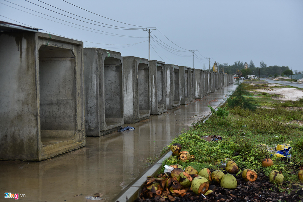 Nhiều dự án nhà ở đã xây dựng xong nhưng hệ thống thoát nước chưa được đầu tư khiến Phú Quốc chìm trong biển nước.