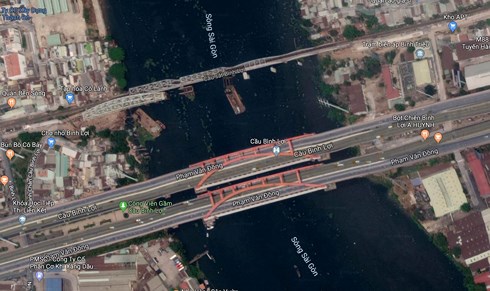 Từ trên xuống: Cầu sắt Bình Lợi cũ  và cầu mới đang xây dựng cùng cầu đường bộ Bình Lợi mới. (Ảnh: Google maps)