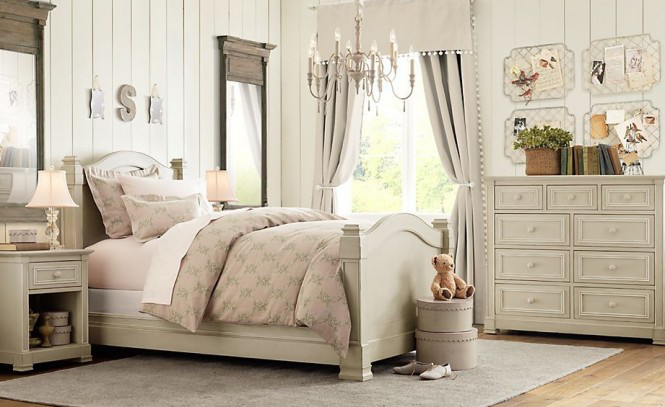 Căn phòng được thiết kế với giường, tủ, gương mang phong cách cổ điển.