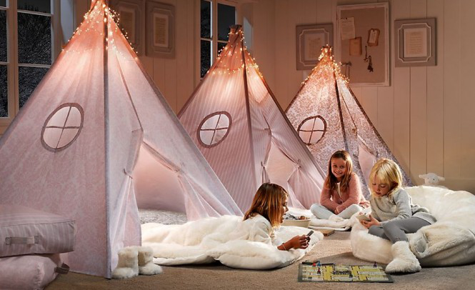 Phòng ngủ được thiết kế có hình những chiếc lều có đèn ngủ ở bên trong, mang cảm giác ấm áp cho trẻ.