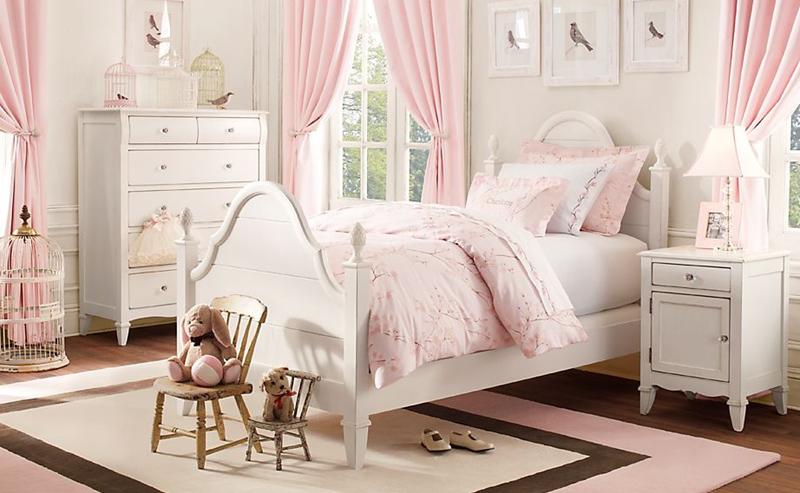Giường, tủ có ngăn kéo được thiết kế theo kiểu mẫu cổ điển nhưng lại khiến trẻ nhỏ thích thú vì tất cả đều được phủ lên một mầu sắc trắng, hồng. Cả không gian căn phòng cũng trở nên sáng sủa, hấp dẫn với trẻ. 