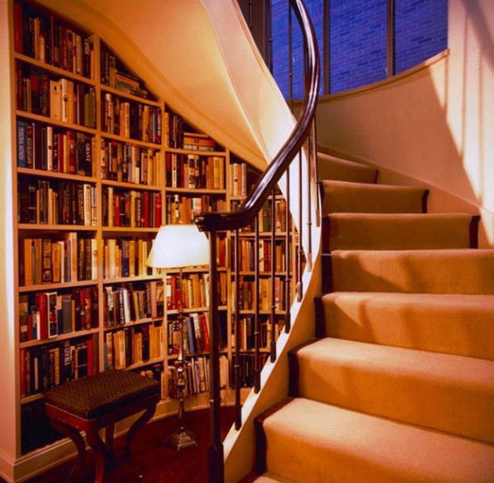 Trên thực tế, bạn hoàn toàn có thể nghĩ đến việc đóng một chiếc kệ vừa khít với gầm cầu thang rồi biến nó thành “thư viện sách mini” của riêng mình.