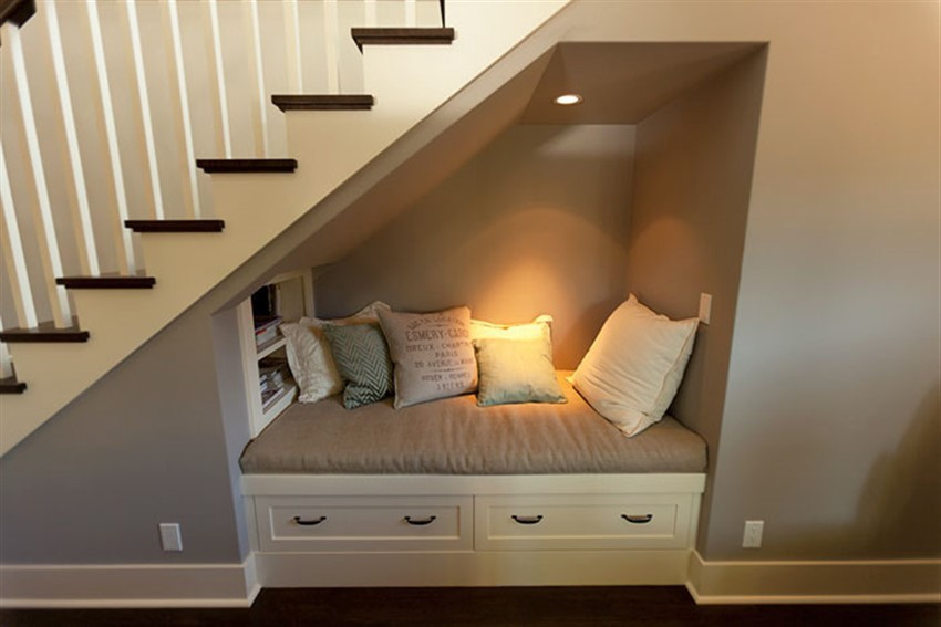Để “phòng ngủ” thêm phần độc đáo, sáng tạo, bạn có thể sơn màu nổi bật hoặc gắn thêm một số móc dán tường để treo các vật dụng cá nhân. 