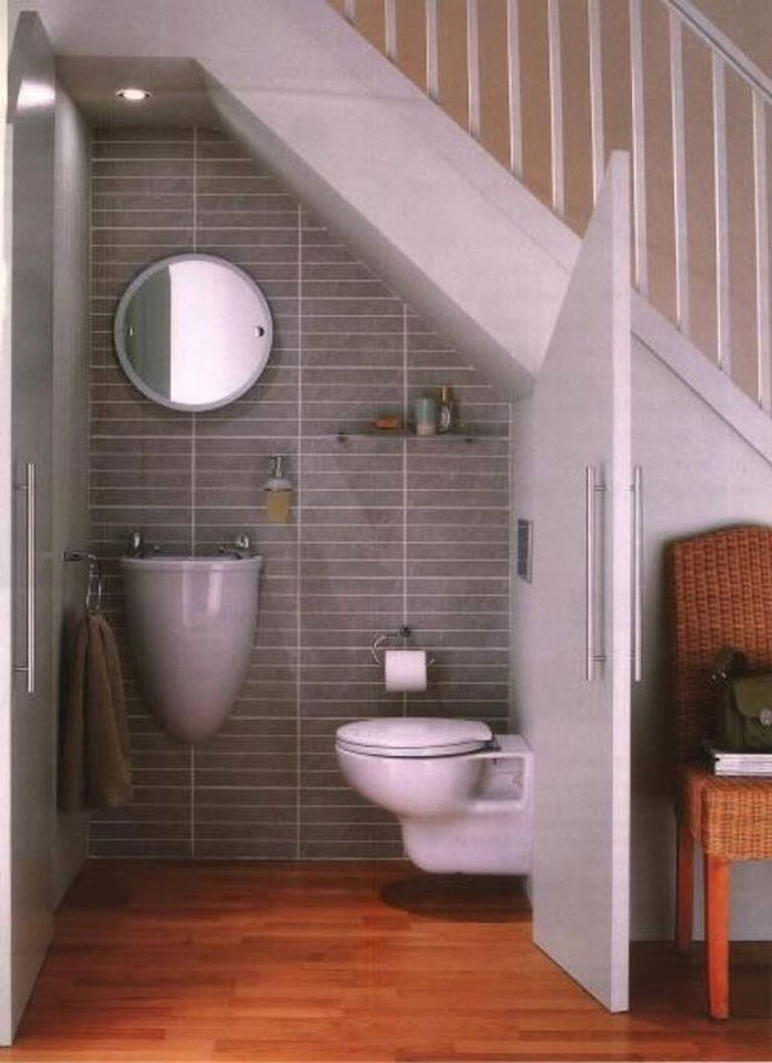 Khoảng trống dưới gầm cầu thang có thể dễ dàng được “hô biến” thành nhà vệ sinh kín đáo