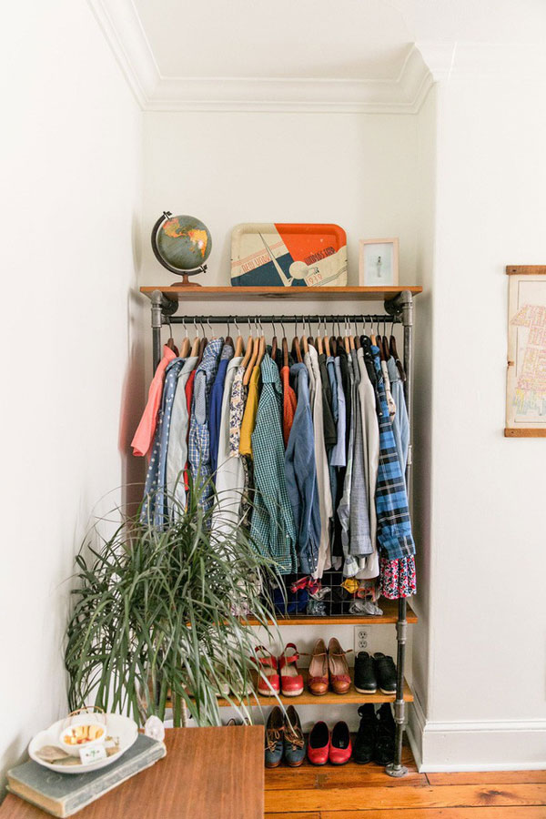 Một góc phòng nhỏ có thể được tiết kiệm để lưu trữ quần áo nhờ thiết kế tủ mở nhẹ nhàng và gọn gàng này