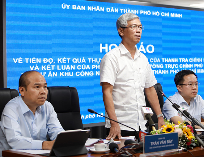 Phó chủ tịch UBND TP.HCM Võ Văn Hoan (giữa) chủ trì buổi họp báo công bố thông tin