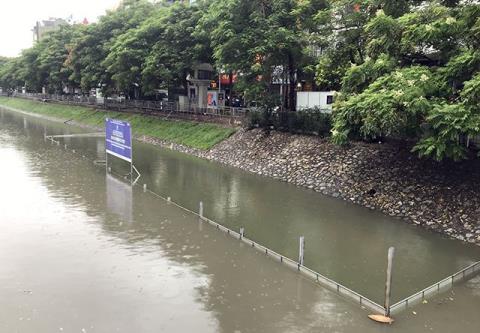 Khu vực thí điểm làm sạch sông Tô Lịch bằng công nghệ Nhật Bản bị chìm nghỉm trong nước sau mưa bão