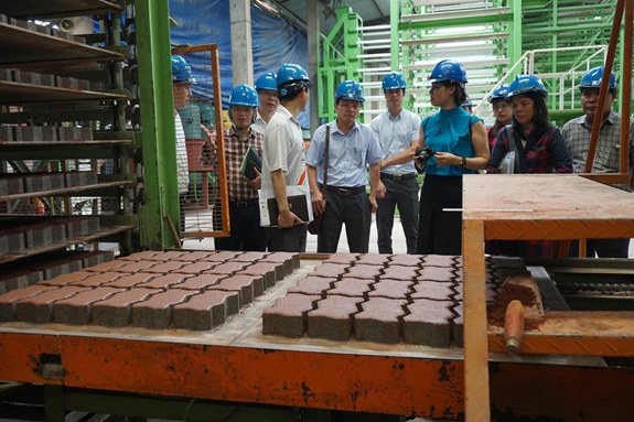 Dây chuyền sản xuất gạch xuyên nước của Công ty Cổ phần cơ khí và vật liệu xây dựng Thanh Phúc
