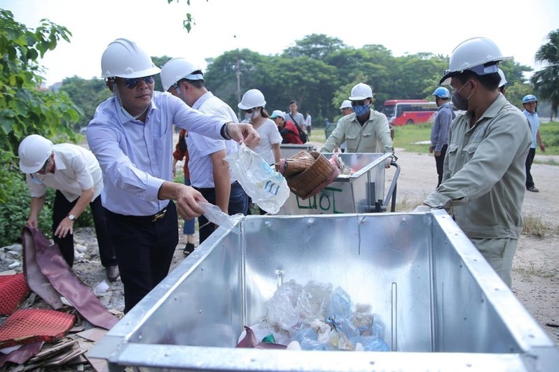 Sau buổi lễ phát động, ban tổ chức và toàn bộ những người tham dự đã tham gia nhặt rác tại Hưng Yên.