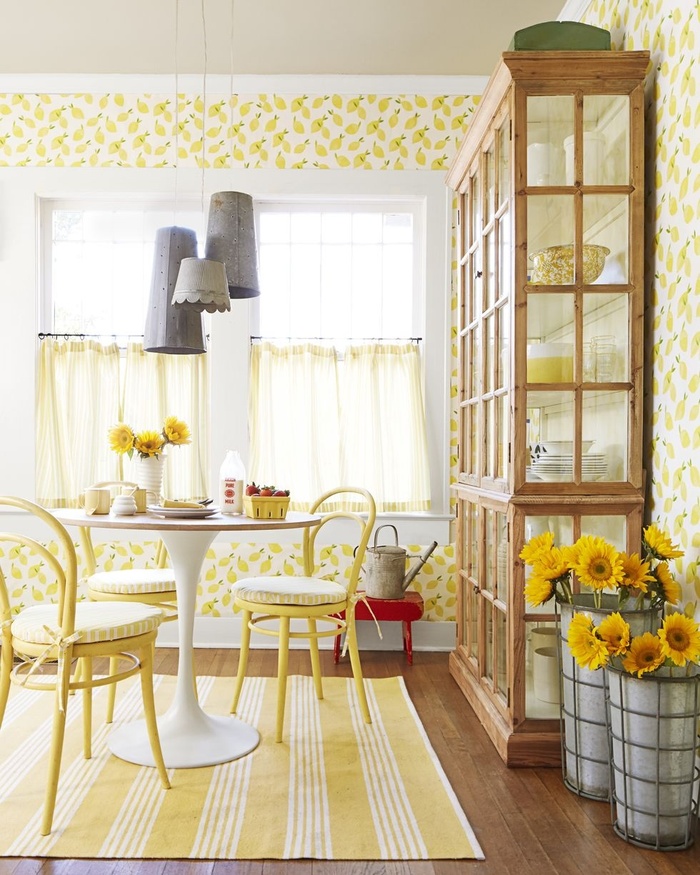 Giấy dán tường in hình quả chanh giúp phòng bếp tươi sáng hơn hẳn. Bạn có thể thêm chút màu vàng chanh cho phòng bếp với rèm cửa và ghế ăn cùng màu.
