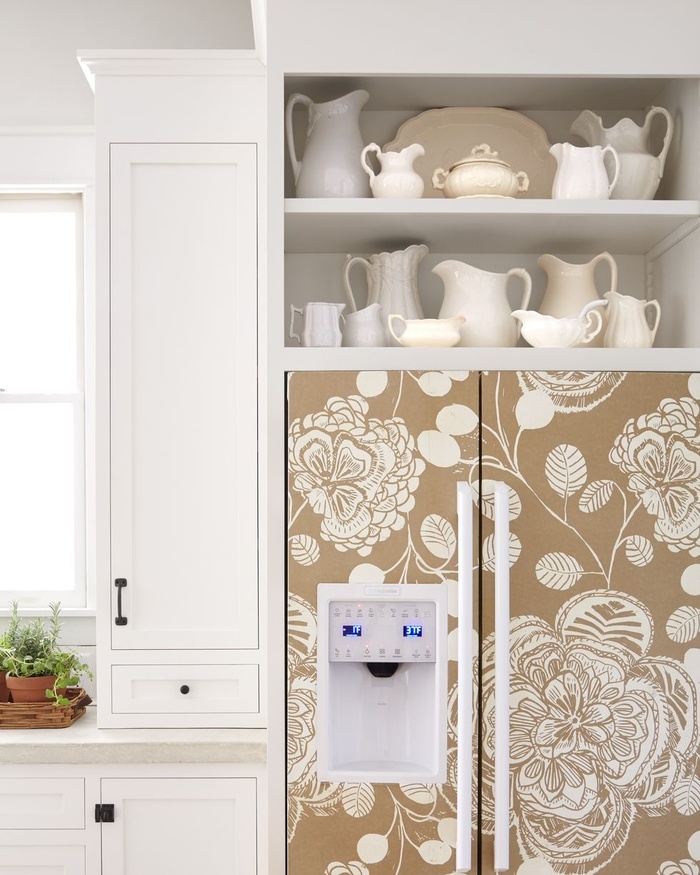 Bạn có thể che cửa tủ lạnh bằng giấy dán tường đẹp. Một chiếc tủ lạnh với những khung hình đẹp mắt sẽ tạo điểm nhấn và mang lại không gian thú vị cho căn bếp.