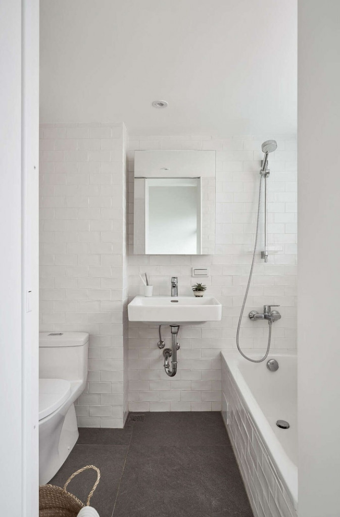 Nhà vệ sinh tuy nhỏ nhưng đầy đủ tiện nghi với gam màu trắng- ghi làm chủ đạo.