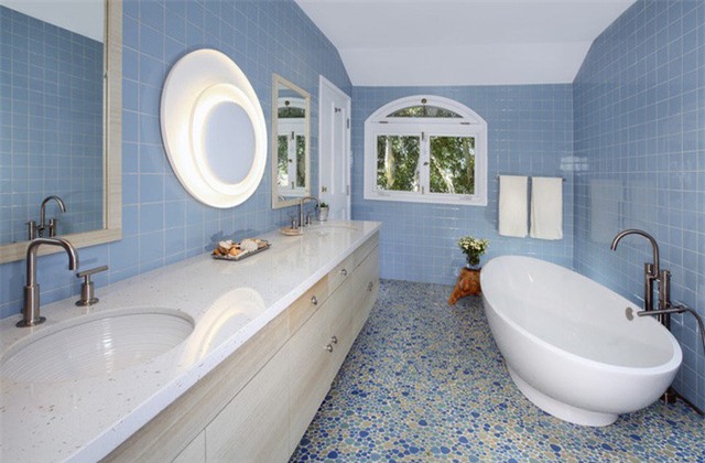 Những căn phòng tắm mang sắc xanh chủ đạo như thế này rất phù hợp với các nước nhiệt đới có mùa hè nóng bức