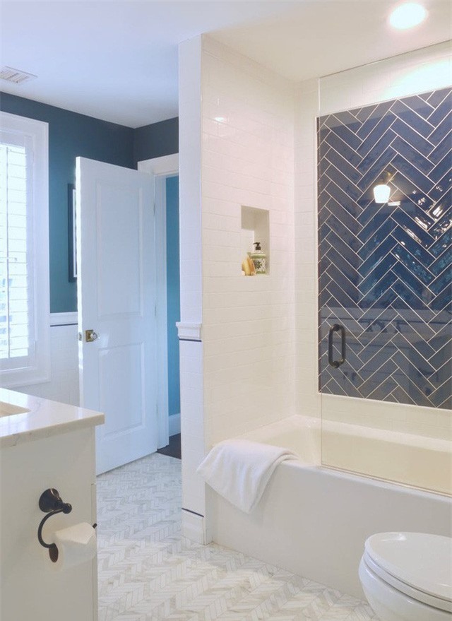 Xanh lam và trắng thường xuyên được sử dụng kết hợp khi thiết kế phòng tắm nhằm mang đến hiệu quả ấn tượng và nét hiện đại cho căn phòng