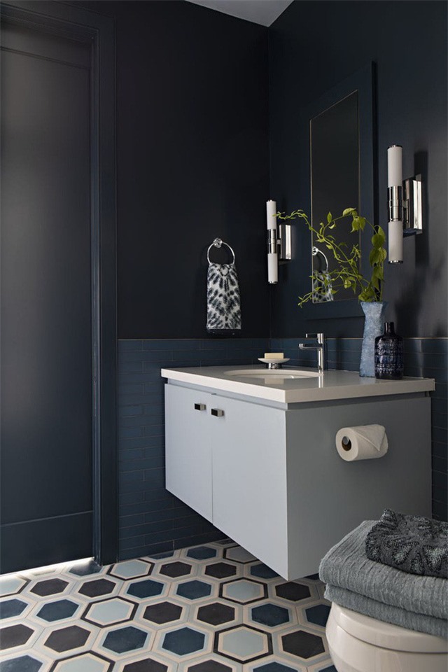 Căn phòng tắm đầy ấn tượng, mạnh mẽ với lựa chọn sử dụng gam xanh lam sẫm