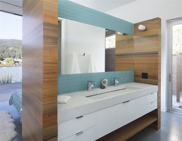 Bạn cũng có thể sử dụng gam màu xanh để tạo điểm nhấn cho gương treo tường ở khu vực bồn rửa tay như cách này