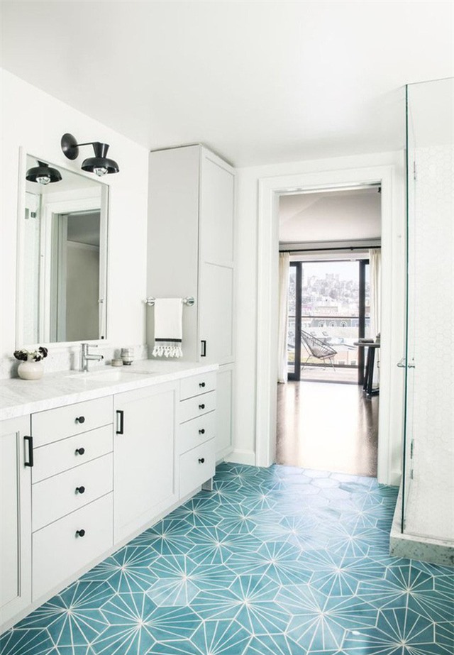 Căn phòng tắm nhìn tưởng chừng đơn điệu nhưng lại vô cùng ấn tượng nhờ sàn nhà họa tiết độc đáo