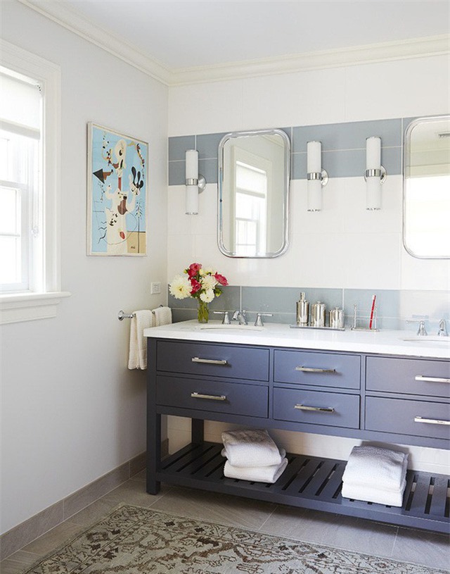 Sắc xanh lam sẫm lại giúp tạo điểm nhấn cá tính, mạnh mẽ cho căn phòng tắm