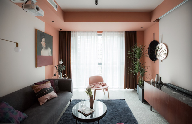 Căn phòng này tập trung vào việc sử dụng màu hồng xung quanh khu vực cửa sổ để tạo thêm chiều sâu cho không gian.