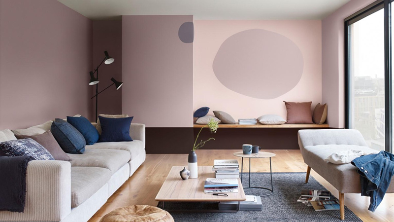 Đặt màu hồng cùng với màu xanh và màu tím hoa cà mang lại một phòng khách nhẹ nhàng nhưng tinh tế.