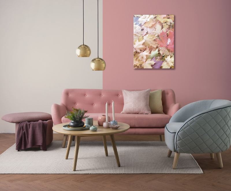 Ghế sofa màu hồng là một gợi ý dễ dàng mà hiệu quả để thay đổi không gian nhàm chán của căn phòng khách.