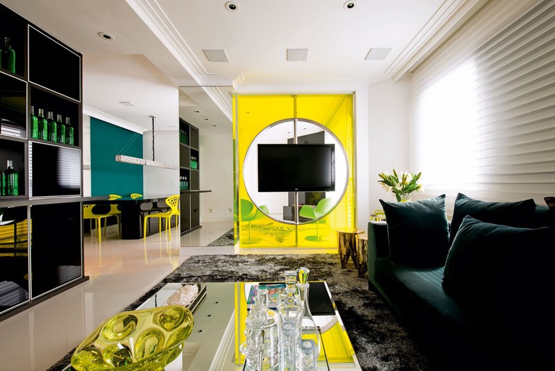 Đĩa để hoa quả, cửa kính màu vàng chanh góp phần làm nổi bật hơn cho phòng khách.