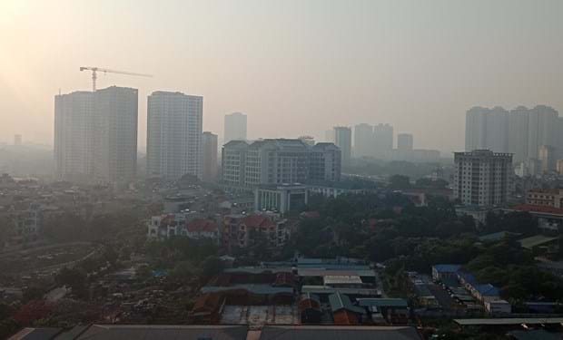 Vào lúc 8 giờ sáng nay, 24.9, nhìn từ trên cao, thành phố Hà Nội vẫn đang bị bao phủ một màn sương mờ mịt. Ảnh: H.V
