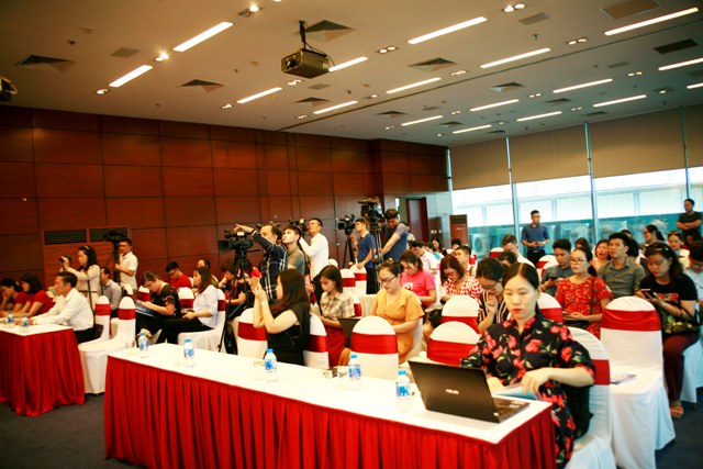 Buổi họp báo thu hút đông đảo phóng viên các cơ quan báo chí tham dự, đưa tin