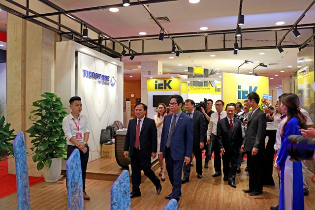 Thứ trưởng Nguyễn Văn Sinh và các đại biểu thăm quan các gian hàng