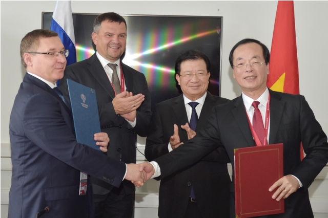 Phó Thủ tướng Trịnh Đình Dũng và Phó Thủ tướng Nga M.Akimov chứng kiến lễ ký kết Bản ghi nhớ hợp tác giữa  Bộ Xây dựng Việt Nam và Bộ Xây dựng Liên bang Nga