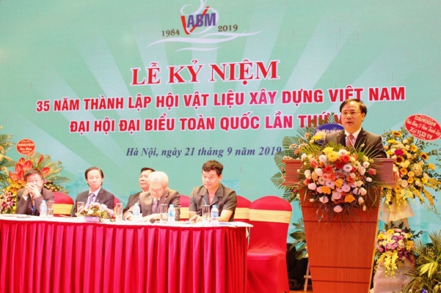 Thứ trưởng Bộ Xây dựng Nguyễn Văn Sinh phát biểu tại buổi lễ
