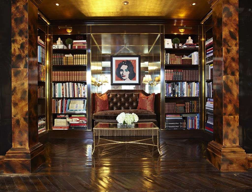 Một không gian đầy ấn tượng được thiết kế dành riêng cho việc đọc sách khiến những bộ giá sách không thể không thu hút.