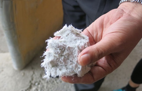 Sợi amiang trắng được làm ướt trước khi đưa vào sản xuất tấm lợp