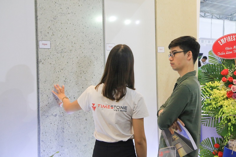 Nhân viên của Timestone Việt Nam tận tình tư vấn các mẫu đá cho khách hàng