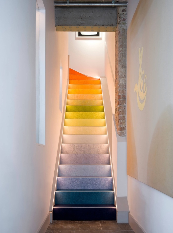Đổi mới không gian với mẫu cầu thang nhiều màu sắc ấn tượng