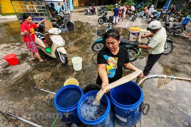 Ngay sau khi có thông tin chính thức về việc nguồn nước sông Đà bị ô nhiễm, một số nhà máy nước sạch đã cấp nước sạch miễn phí cho người dân Thủ đô. Ảnh: Minh Sơn