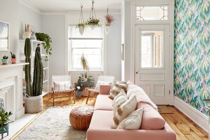 Cây cối và giấy dán tường hình cây cọ sẽ mang đến cho phòng khách đơn giản trở nên tuyệt vời. Đồ nội thất màu sắc trắng và hồng phấn tạo điểm nhấn hoàn hảo cho căn phòng.