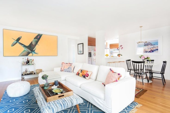 Nếu bạn ở một ngôi nhà nhỏ, bạn hãy tạo một sự tách biệt nhỏ giữa các khu vực sống khác nhau của bạn. Bạn có thể một chiếc ghế sofa đôi như chia không gian trong nhà. Tấm thảm có hoa văn màu xanh trong phòng khách. Một bàn cà phê bọc nệm là đã có phòng khách nhỏ cho cả nhà.