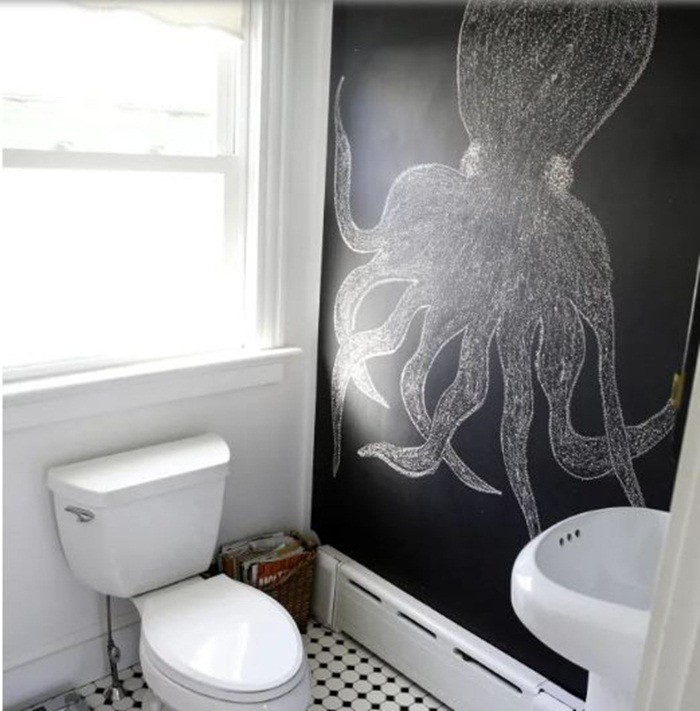 Tạo bảng phấn bên trong phòng tắm, gam màu đen của bảng phấn đối lập với tường màu trắng bên cạnh và vật dụng xung quanh. Căn phòng sẽ là nơi thú vị mỗi ngày khi có những bức vẽ ngẫu hứng.