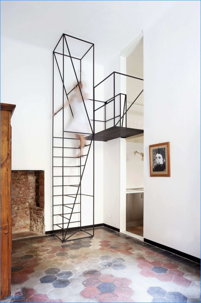 Mẫu cầu thang bằng kim loại khá chắc chắn này là một trong những mẫu cầu thang tuyệt vời nhất giúp tiết kiệm diện tích cho ngôi nhà bạn