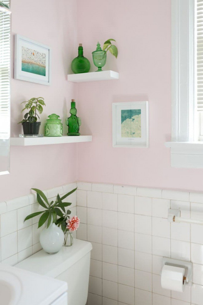 Chọn màu sơn mà bạn yêu thích cho tường phòng tắm sao cho những chiếc kệ hay đồ đạc bên trong trở nên nổi bật một cách dễ dàng. Không gian thư giãn hàng ngày cũng vì thế trở nên rộng rãi và ưa nhìn hơn.