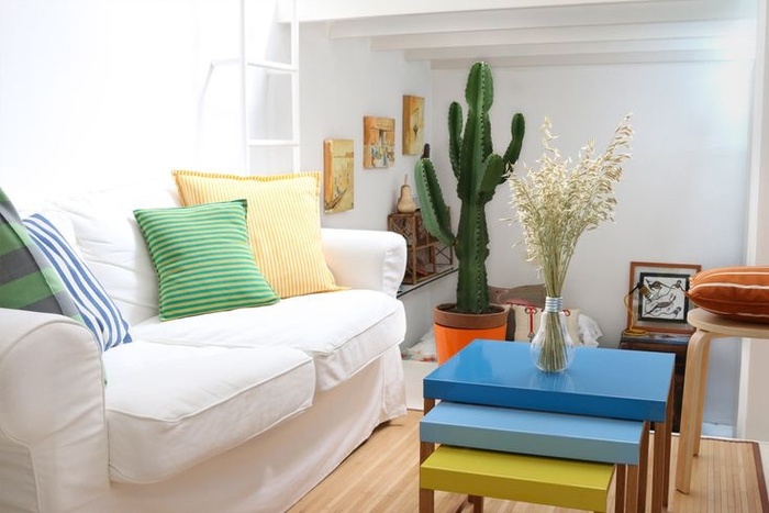 Khi có phòng khách nhỏ, bạn hãy tìm những đồ nội thất có kích thước nhỏ ấm cúng như ghế sofa sang trọng trong không gian này. Chiếc bàn đầy màu sắc cùng các đồ nội thất màu nâu giúp phòng khách ấm cúng hơn.