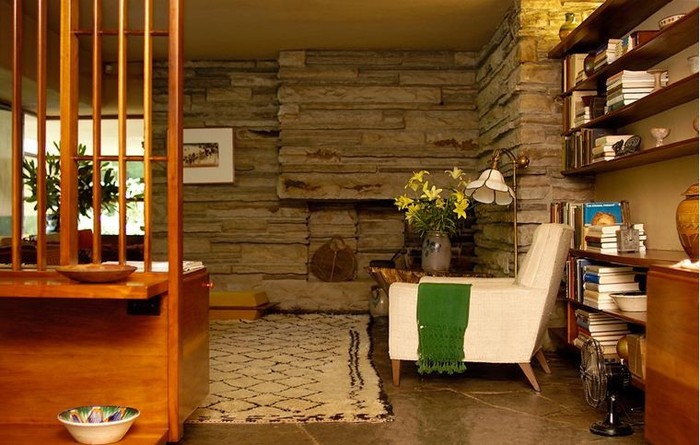 Nội thất trong nhà được làm từ vật liệu gần gũi thiên nhiên giúp cân bằng với ý tưởng kiến trúc hiện đại.