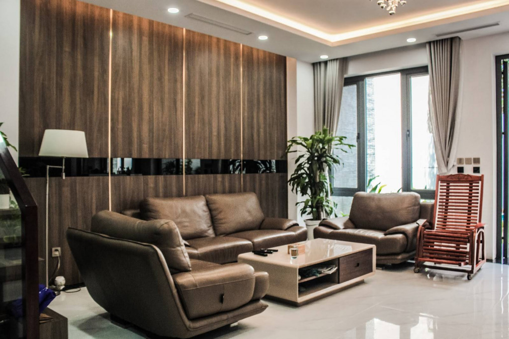 Phòng khách ấm cúng và hiện đại nhờ kết hợp khéo các gam màu trung tính và thiết kế đồ nội thất